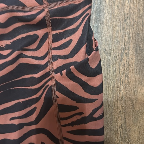 Brand New gorgeous Fabletics size medium tiger print set with side pockets - Picture 4 of 5